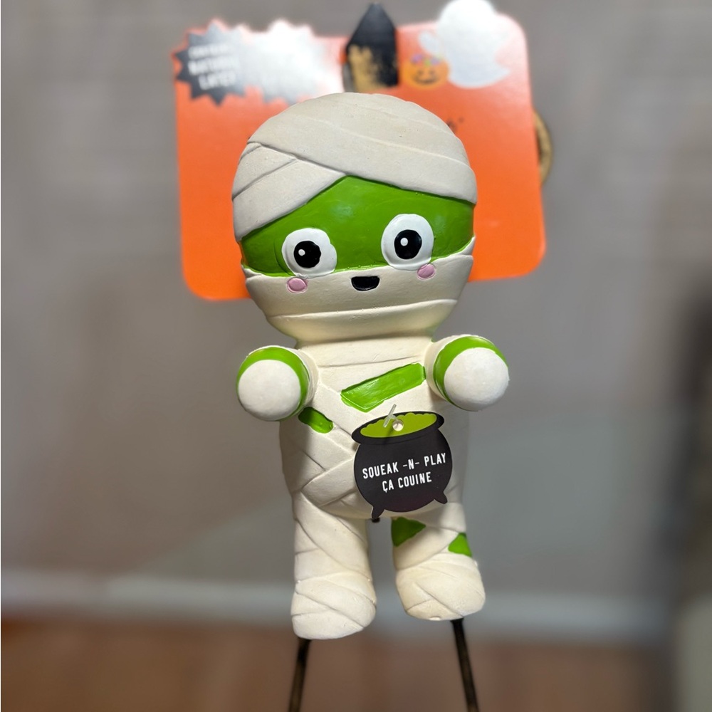 Fringe Halloween “ Fresh outta The Tomb Momie Du “ With Squeaker 7”